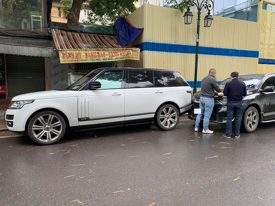 Hiện trường vụ va chạm giao th&ocirc;ng của xe Range Rover v&agrave; Honda CR-V khiến cộng đồng mạng x&ocirc;n xao liệu chiếc SUV hạng sang c&oacute; bị bể đ&egrave;n hậu hay kh&ocirc;ng