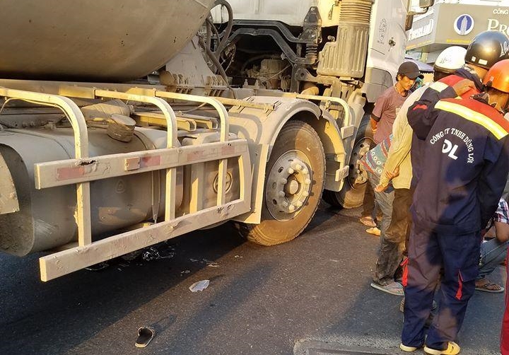 Chiếc xe bồn trộn b&ecirc; t&ocirc;ng xảy ra va chạm với xe đạp điện khiến 2 người gặp nạn