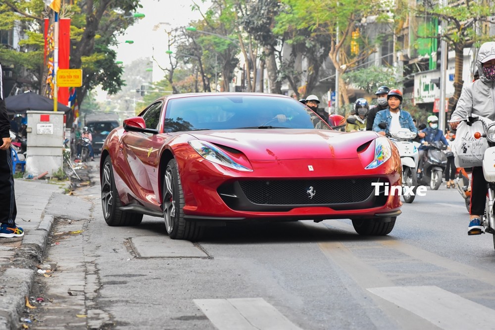 Chiếc Ferrari 812 Superfast m&agrave;u đỏ n&agrave;y sẽ c&oacute; gi&aacute; lăn b&aacute;nh kh&ocirc;ng dưới 32 tỷ đồng nếu chủ nh&acirc;n đăng k&yacute; biển trắng H&agrave; Nội