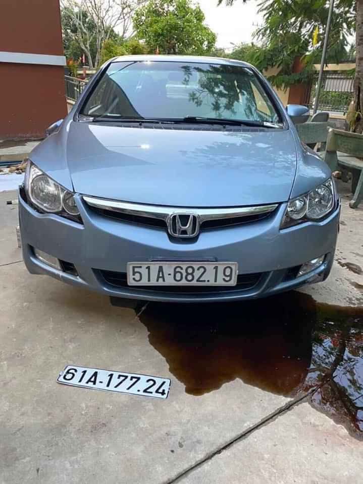 Chiếc xe Honda Civic mang 2 biển số tại hiện trường.