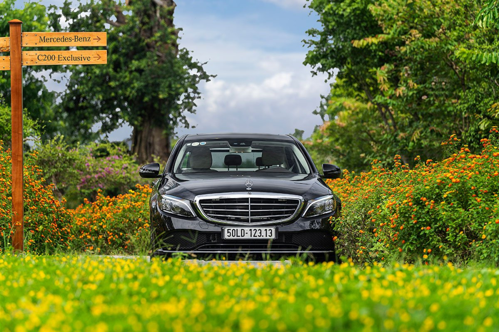 Đầu xe Mercedes-Benz C200 Exclusive