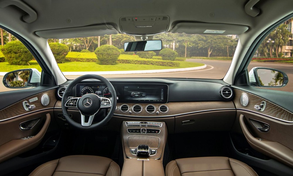 Nội thất xe Mercedes-Benz e 200 Exclusive 2020