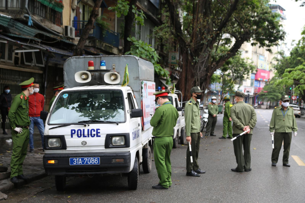 Ph&aacute;t hiện 2 gara &ocirc; t&ocirc; ở H&agrave; Nội vẫn mở cửa hoạt động, tụ tập đ&ocirc;ng người trong m&ugrave;a dịch Covid-19, lực lượng chức năng đ&atilde; lập bi&ecirc;n bản xử phạt 15 triệu đồng