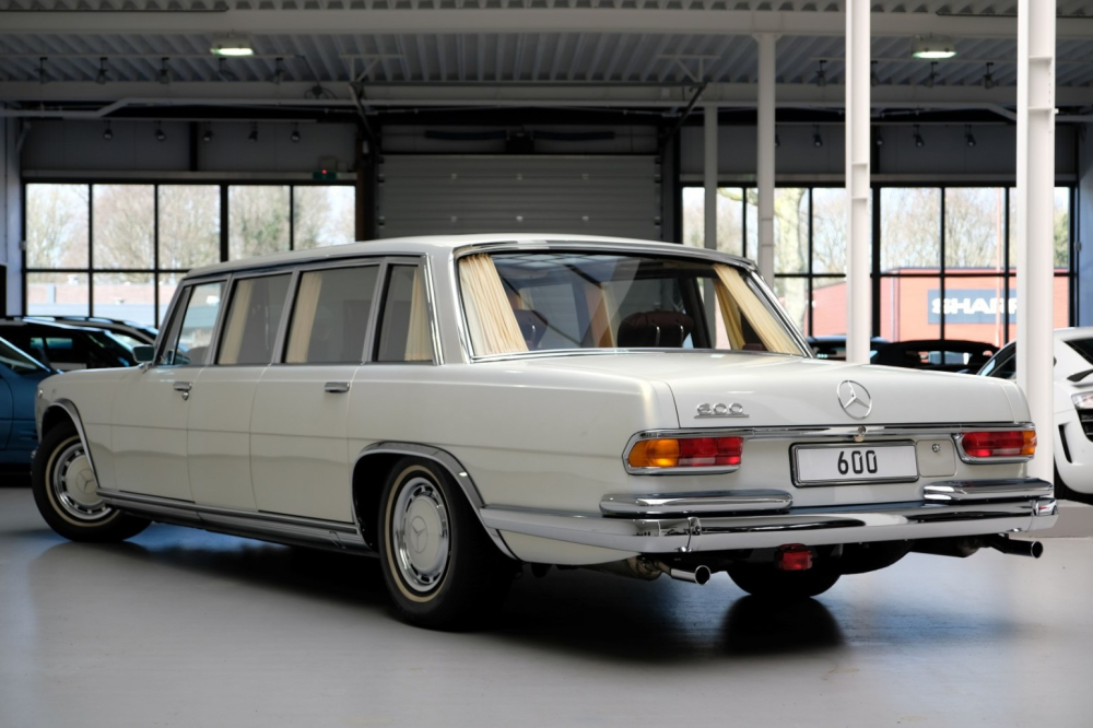Chiếc Mercedes-Benz 600 Pullman được sơn màu trắng ngọc trai