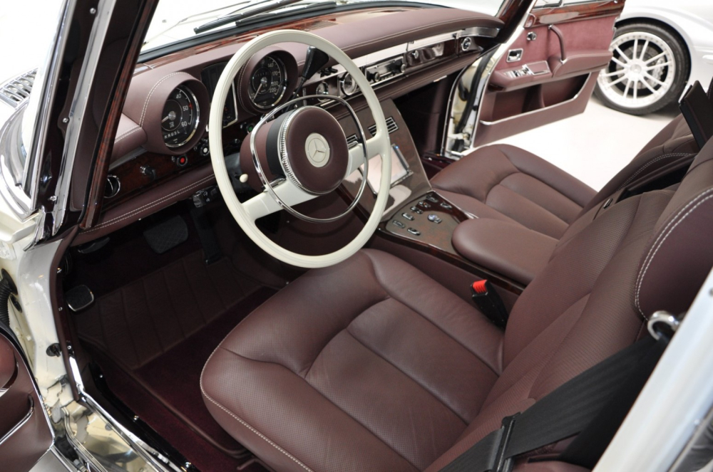 Nội thất bên trong Mercedes-Benz 600 Pullman