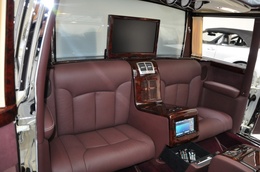 Hàng ghế sau của Mercedes-Benz 600 Pullman