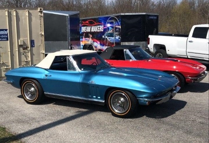 Cặp đ&ocirc;i xe cổ Chevrolet Corvette L72 Big Block đời 1966 v&agrave; Corvette 1967