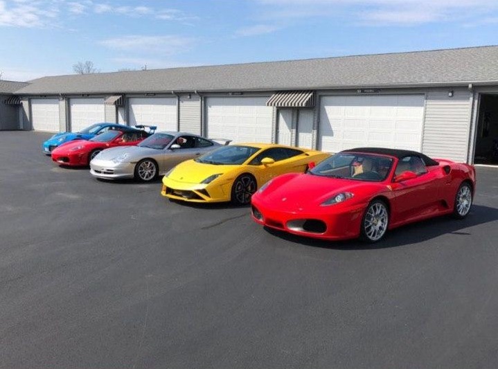 Trong số 7 chiếc xe được rao b&aacute;n, c&oacute; cả si&ecirc;u xe Ferrari v&agrave; Lamborghini