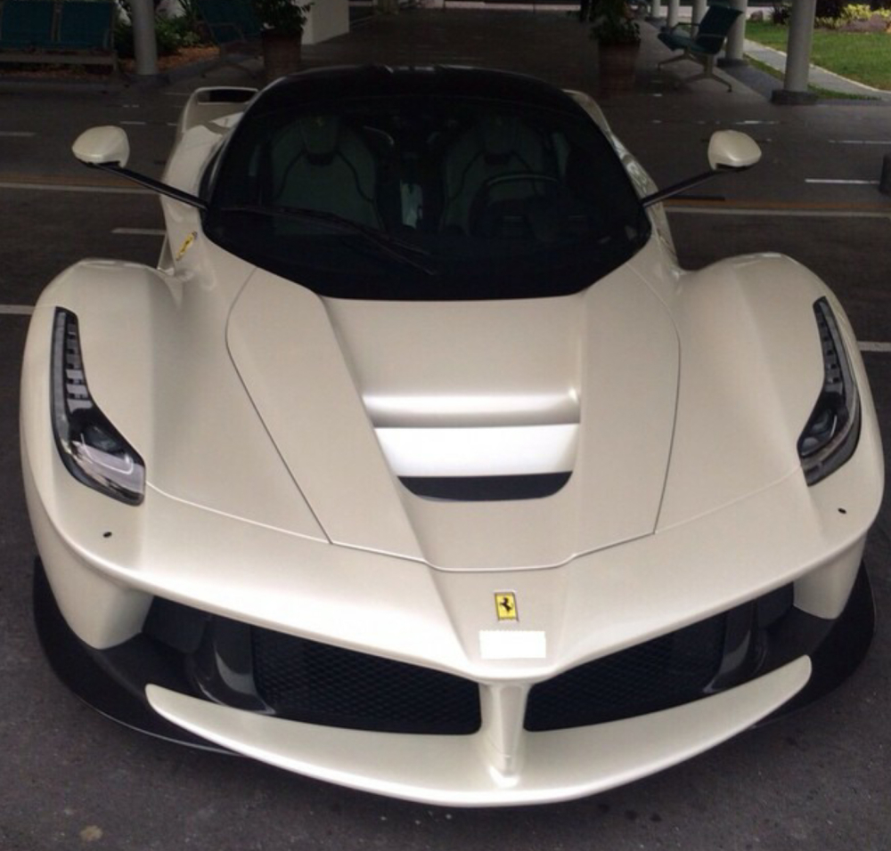 Siêu xe Ferrari LaFerrari màu trắng này được đồn đoán thuộc sở hữu của Hoàng tử Abdul Mateen