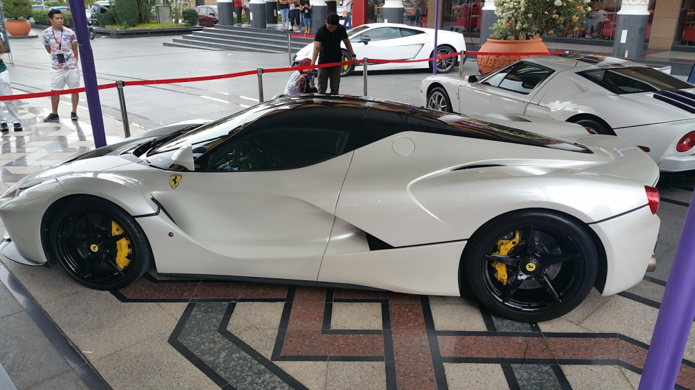 Chiếc Ferrari LaFerrari màu trắng trong một sự kiện xe diễn ra ở Brunei. Đa phần những chiếc siêu xe có mặt trong sự kiện này đều của Hoàng gia Brunei