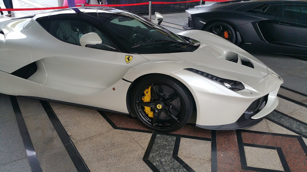 Lúc mới bán LaFerrari, hãng siêu xe Ferrari yêu cầu các khách hàng cần có ít nhất 5 chiếc ngựa chồm ở trong garage và không được quyền thanh lý xe trước 18 tháng, trừ trường hợp bán lại cho chính hãng Ferrari