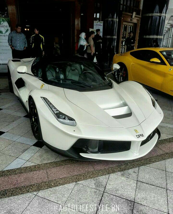 Kết hợp cùng động cơ xăng và điện, tổng công suất tối đa trên Ferrari LaFerrari là 963 mã lực và mô-men xoắn cực đại đạt 900 Nm. Nhờ hệ dẫn động hybrid đầy mạnh mẽ này đã giúp siêu xe triệu đô Ferrari LaFerrari có thời gian tăng tốc từ vị trí xuất phát lên 100 km/h chỉ trong 3,1 giây trước khi đạt vận tốc tối đa 350 km/h.