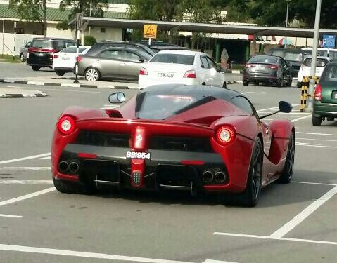 Còn đây là hình ảnh hiếm hoi của chiếc Ferrari LaFerrari màu đỏ trên đường phố Brunei trước khi xảy ra tai nạn
