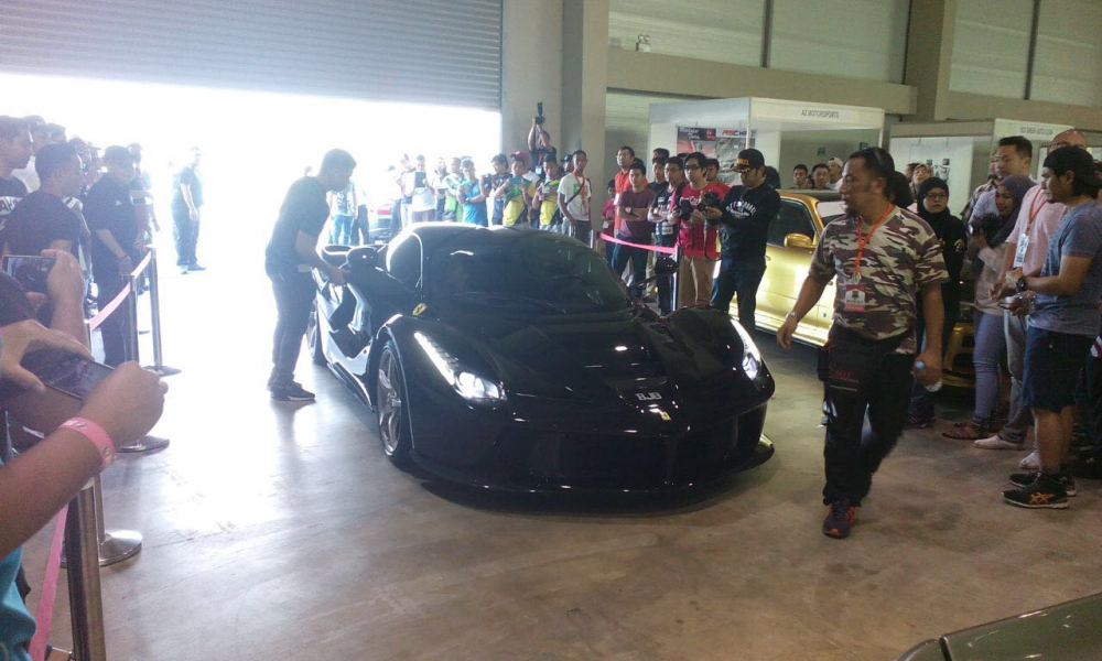 Chiếc siêu xe Ferrari LaFerrari màu đen này được cho của Hoàng tử Jefri Bolkiah, người được biết đến có bộ sưu tập xe gần 3.000 chiếc đủ chủng loại