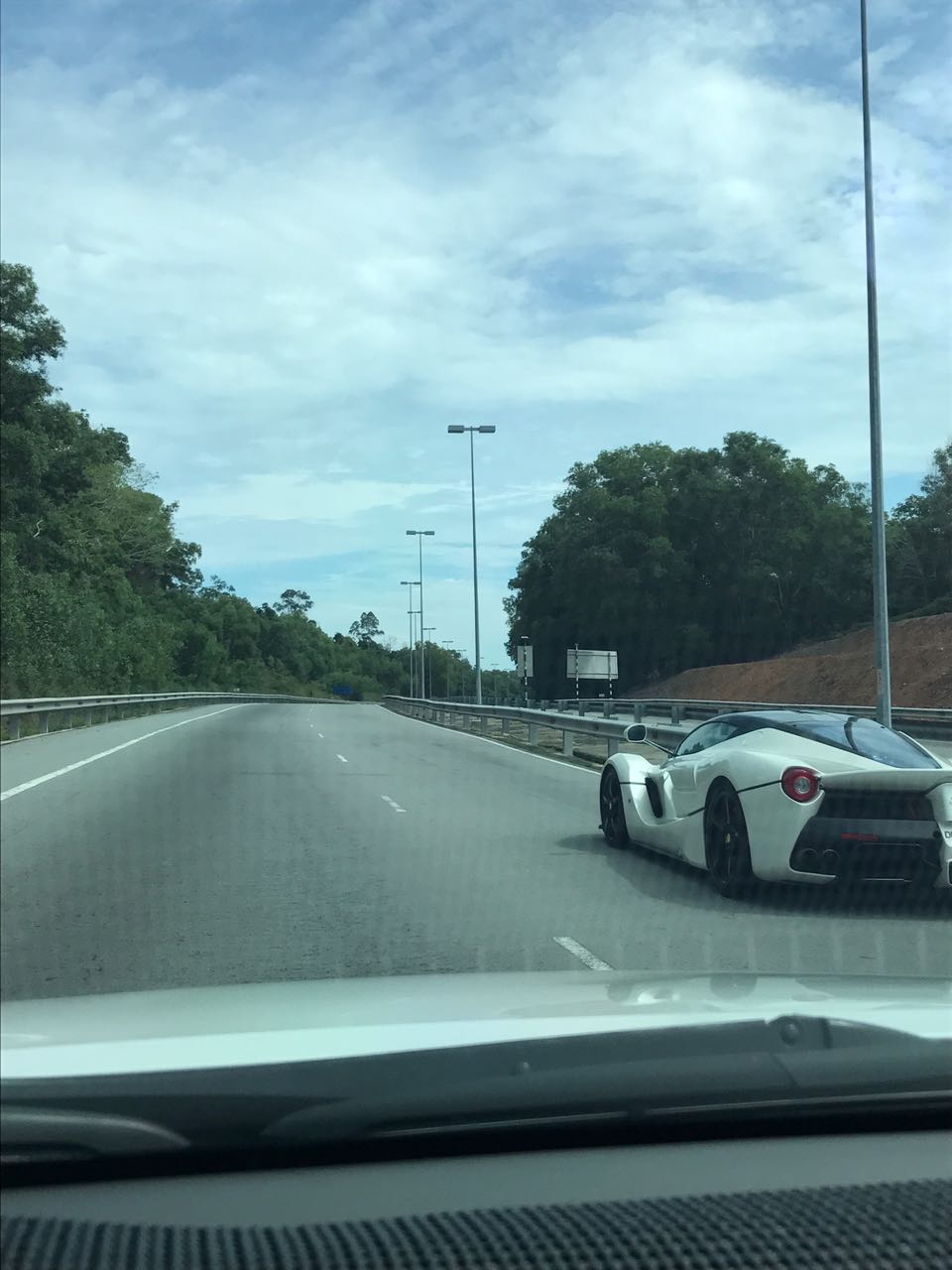 Ferrari LaFerrari được trang bị động cơ V12, dung tích 6.3 lít, sản sinh công suất tối đa 800 mã lực và mô-men xoắn cực đại 700 Nm. Ngoài ra, Ferrari còn trang bị cho LaFerrari mô-tơ điện sản sinh công suất tối đa 163 mã lực và mô-men xoắn cực đại 270 Nm.