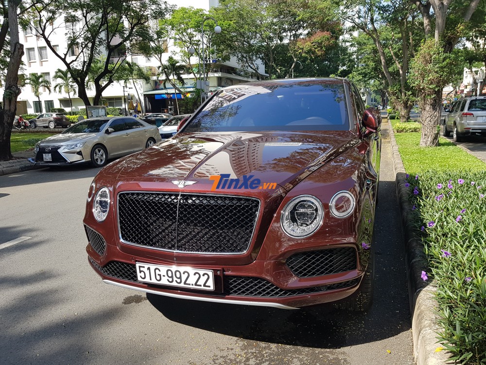 Số tiền lệ phí trước bạ mà chủ nhân chiếc Bentley Bentayga V8 màu đỏ Cricket Ball tại Sài thành phải đóng là 1,209 tỷ đồng Số tiền lệ phí trước bạ mà chủ nhân chiếc Bentley Bentayga V8 màu đỏ Cricket Ball tại Sài thành phải đóng là 1,209 tỷ đồng