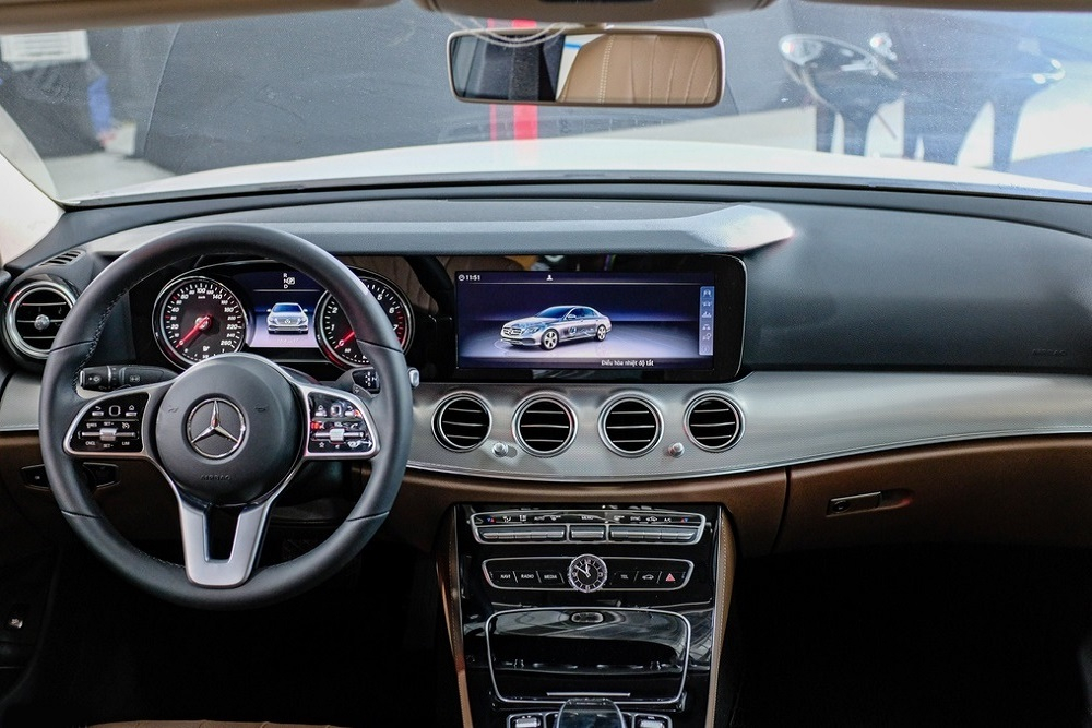 Cabin l&aacute;i Mercedes-Benz E 180 2020