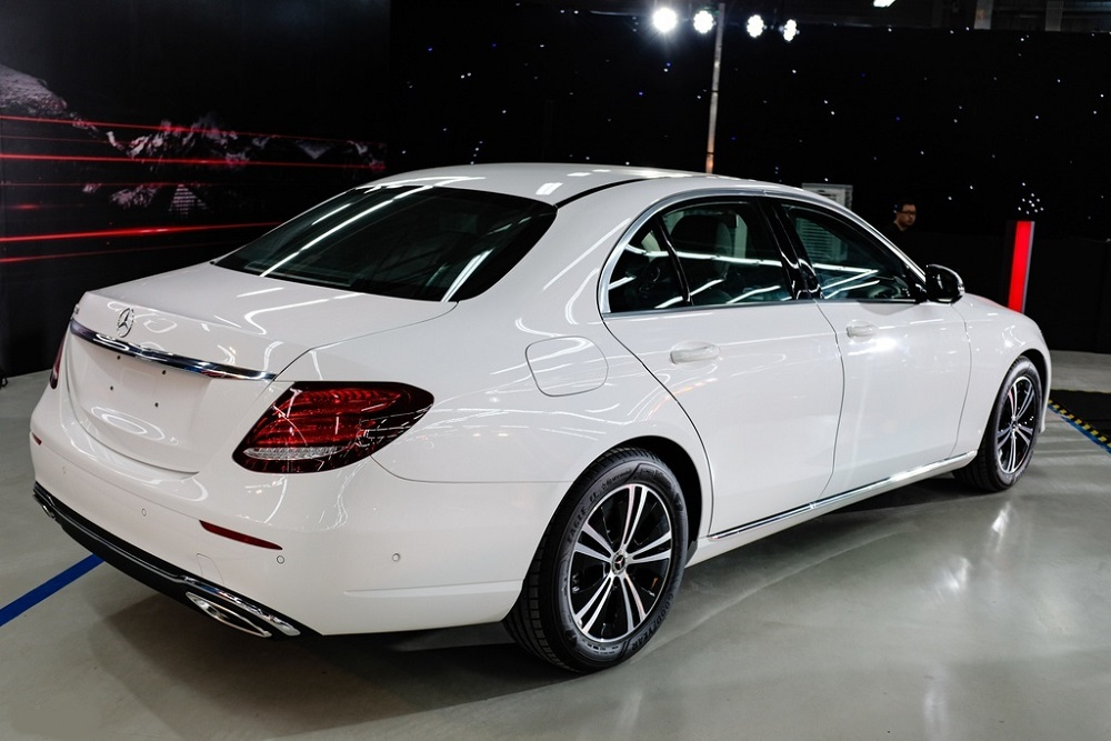 Đu&ocirc;i xe Mercedes-Benz E 180 2020