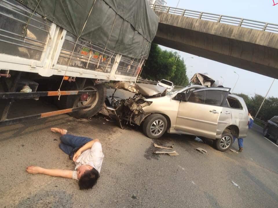 Tài xế điều khiển chiếc Toyota Innova biển đỏ bị hất văng ra ngoài Tài xế điều khiển chiếc Toyota Innova biển đỏ bị hất văng ra ngoài