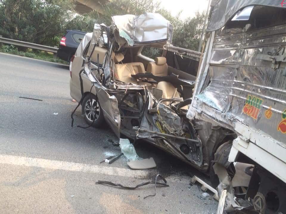 Chiếc Toyota Innova như biến thành xe mui trần sau vụ tai nạn Chiếc Toyota Innova như biến thành xe mui trần sau vụ tai nạn
