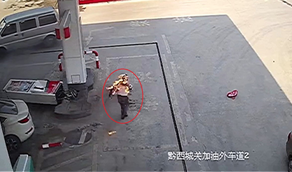 T&agrave;i xế đuổi theo người đ&agrave;n &ocirc;ng đi c&ugrave;ng xe d&ugrave; lửa đang ch&aacute;y tr&ecirc;n cơ thể