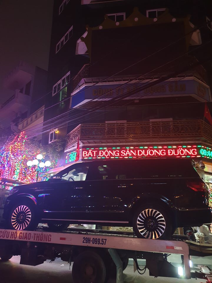 Chiếc SUV hạng sang cỡ lớn Lincoln Navigator Black Label L l&uacute;c mới được vận chuyển về c&ocirc;ng ty của nữ đại gia Dương Đường 