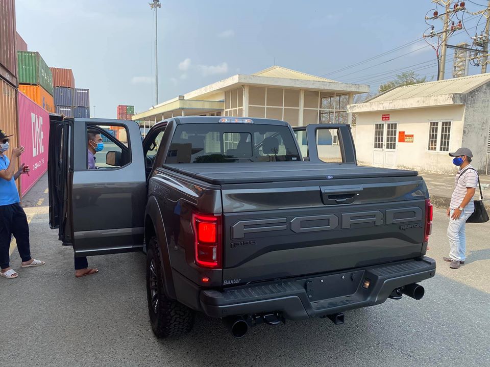 Chiếc Ford F-150 Raptor SuperCab 2020 được khui công tại một cảng ở tỉnh Bà Rịa - Vũng tàu