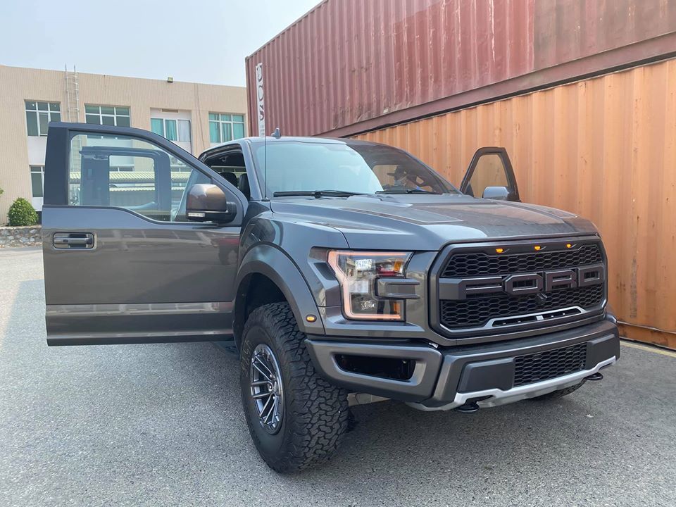 Đây cũng là chiếc Ford F-150 Raptor hiếm hoi thuộc phiên bản SuperCab có mặt tại Việt Nam