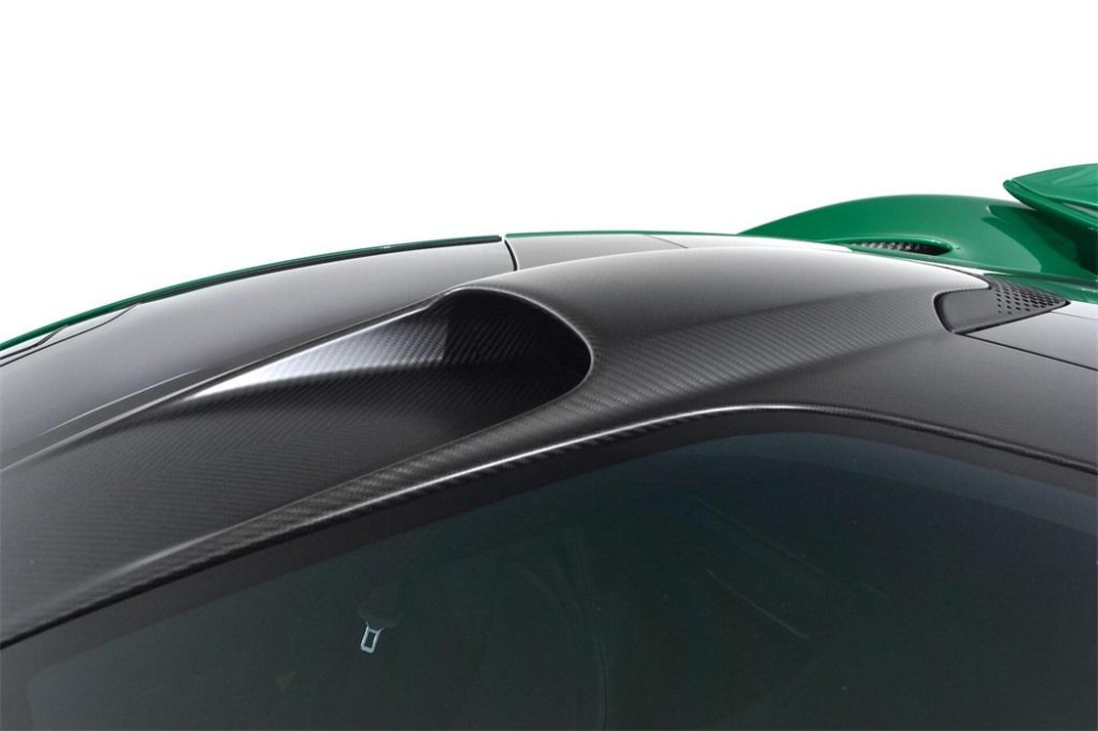 Những chi tiết carbon tr&ecirc;n chiếc si&ecirc;u xe McLaren P1 m&agrave;u xanh Fusion Green Pearl 3 được đ&aacute;nh b&oacute;ng hoặc l&agrave;m mờ rất th&uacute; vị.