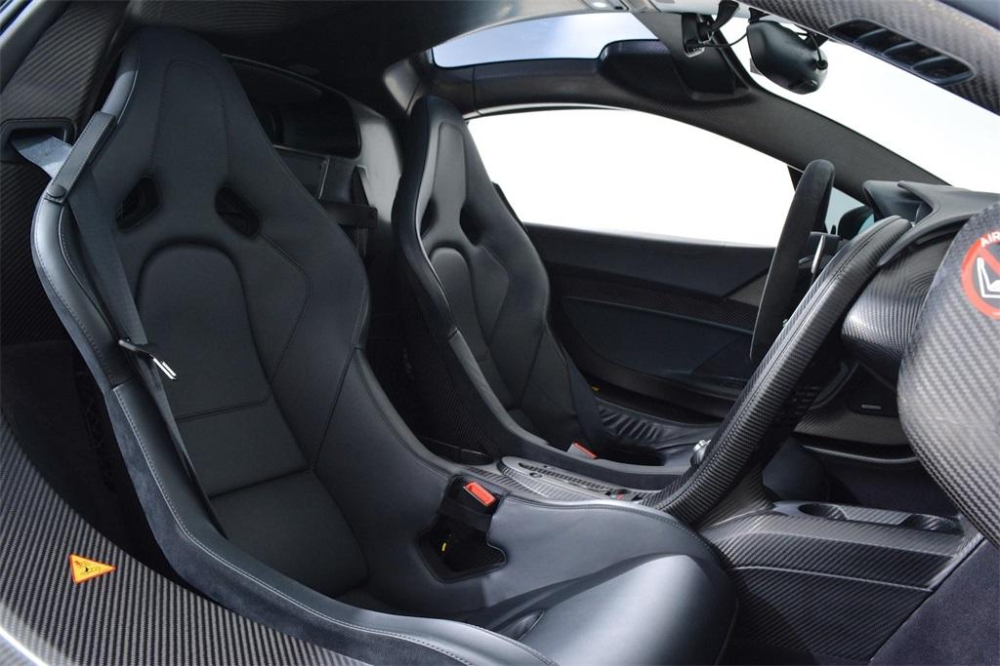 Xe c&oacute; ghế ngồi bọc da m&agrave;u đen c&ugrave;ng sợi carbon m&agrave;u tối