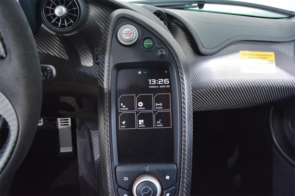 Như vậy, McLaren P1 c&oacute; tổng c&ocirc;ng suất 903 m&atilde; lực v&agrave; m&ocirc;-men xoắn cực đại 979 Nm. Nhờ hệ dẫn động hybird đầy mạnh mẽ n&agrave;y, McLaren P1 c&oacute; thể tăng tốc từ vị tr&iacute; xuất ph&aacute;t l&ecirc;n 100 km/h trong thời gian 2,8 gi&acirc;y trước khi đạt vận tốc tối đa 350 km/h.