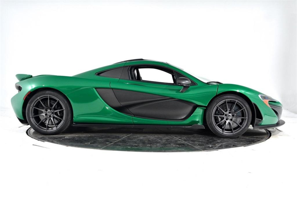 Ngo&agrave;i bộ &aacute;o m&agrave;u xanh Fusion Green Pearl 3, chiếc si&ecirc;u xe McLaren P1 n&agrave;y c&ograve;n c&oacute; nhiều chi tiết bằng sợi carbon.