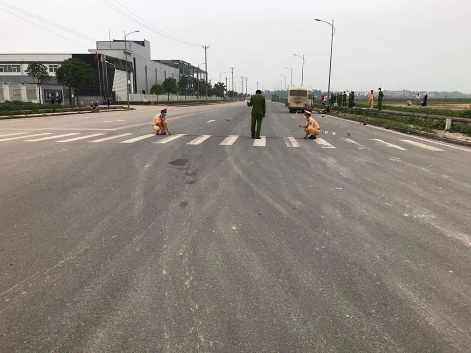 Lực lượng chức năng có mặt tại hiện trường vụ tai nạn