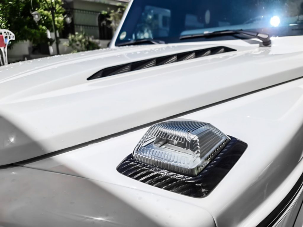 Nắp cap&ocirc; mới với 2 khe gi&oacute; bằng carbon, viền chụp đ&egrave;n xi-nhan cũng bằng carbon