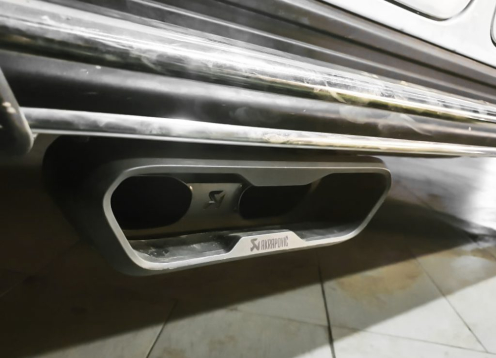 Ống xả Akrapovic tr&ecirc;n chiếc Mercedes-AMG G63 đời mới độ body kit TopCar Light độc nhất Việt Nam
