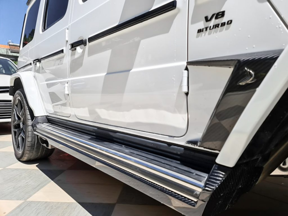 B&ecirc;n h&ocirc;ng xe c&oacute; th&ecirc;m nhiều chi tiết bằng carbon v&agrave; hốc gi&oacute; mới