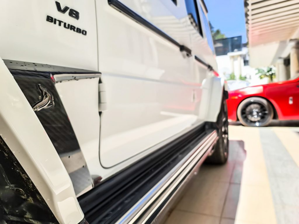 C&aacute;c logo của xe được sơn hết lại m&agrave;u tối