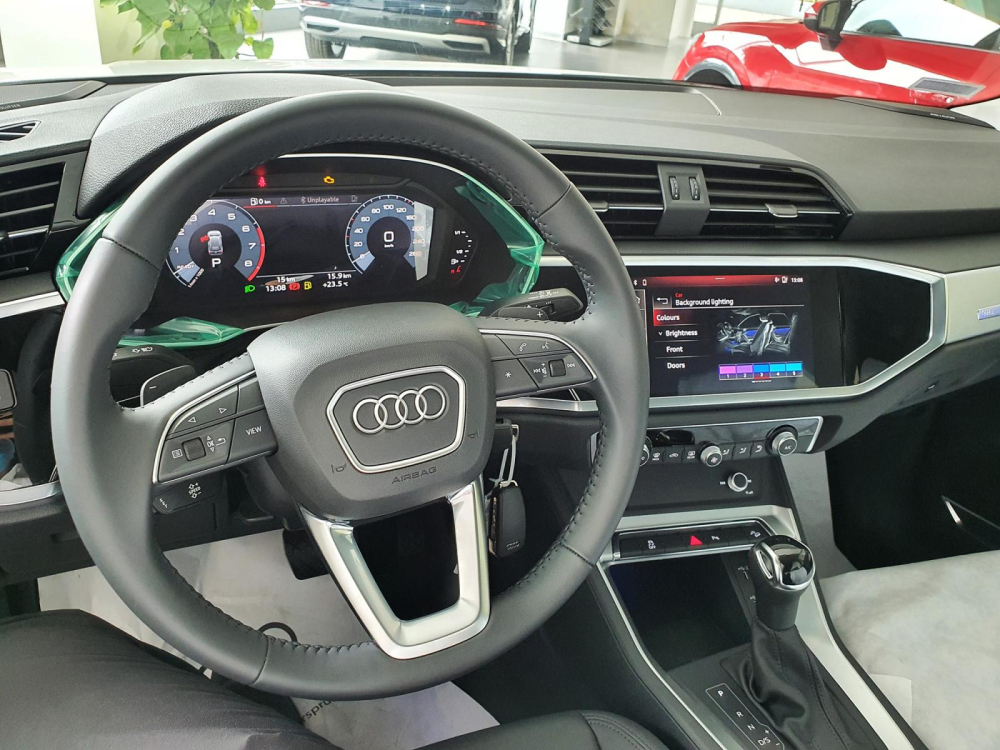 Nội thất b&ecirc;n trong chiếc Audi Q3 2020 bản 35 TFSI vừa về Việt Nam. Xe vẫn sử dụng ch&igrave;a kho&aacute; cơ để khởi động.