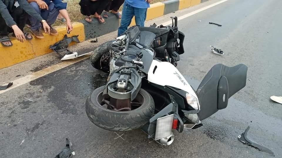 Chiếc xe ga Yamaha TMax 530 tại hiện trường vụ tai nạn