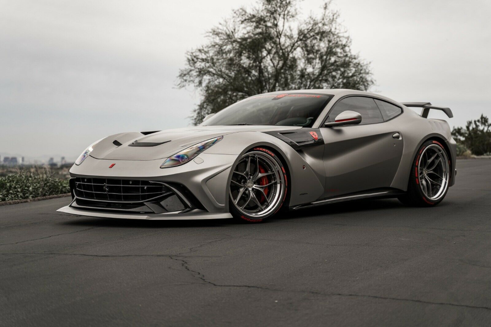 Phía trước của siêu xe Ferrari F12 Berlinetta độ Phía trước của siêu xe Ferrari F12 Berlinetta độ