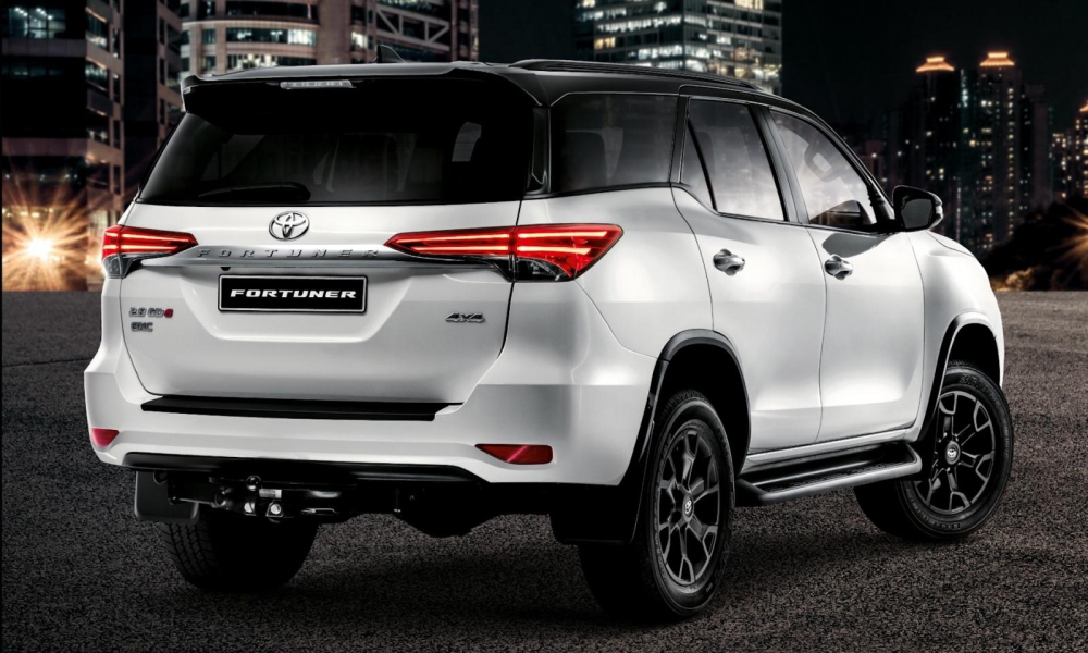 Đằng sau Toyota Fortuner Epic c&oacute; m&oacute;c k&eacute;o m&agrave;u đen mới
