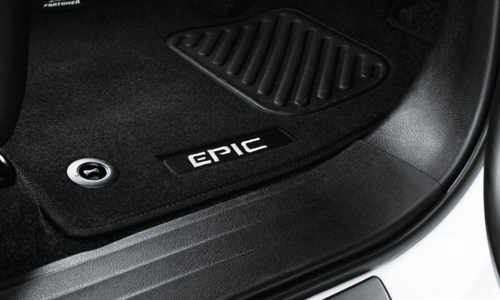 Thảm s&agrave;n mang thương hiệu Epic của Toyota Fortuner phi&ecirc;n bản đặc biệt