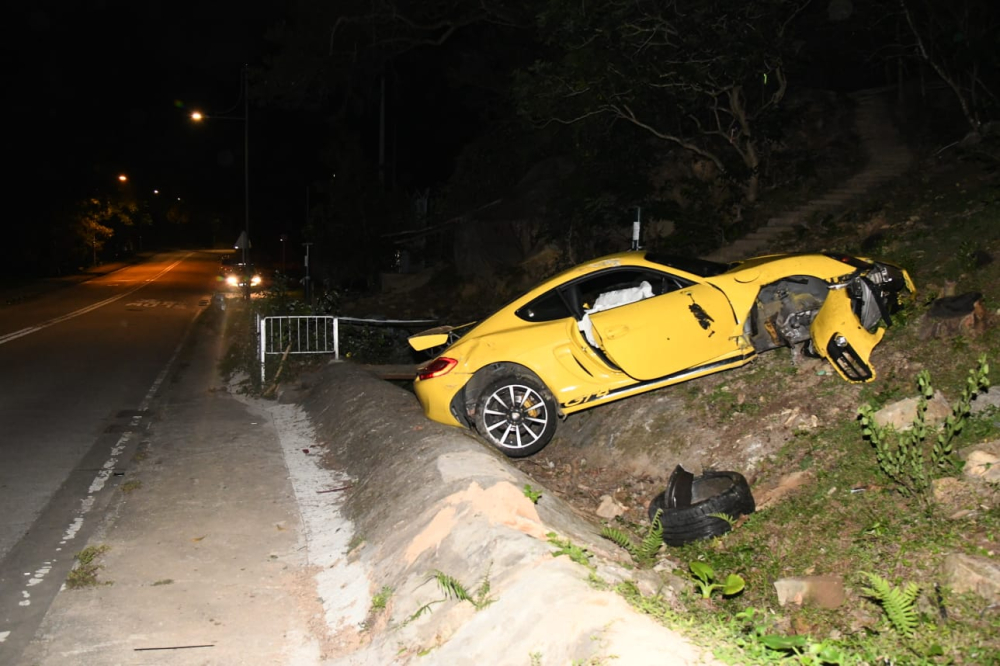 Hiện trường vụ tai nạn của Porsche Cayman v&agrave;o 0 giờ s&aacute;ng ng&agrave;y 10 th&aacute;ng 4 năm 2020 ở cao tốc Tsuen Kam