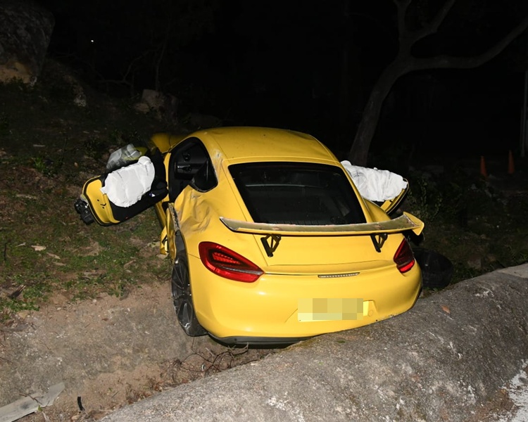 Chiếc Porsche Cayman hư hỏng kh&aacute; nặng nề sau tai nạn