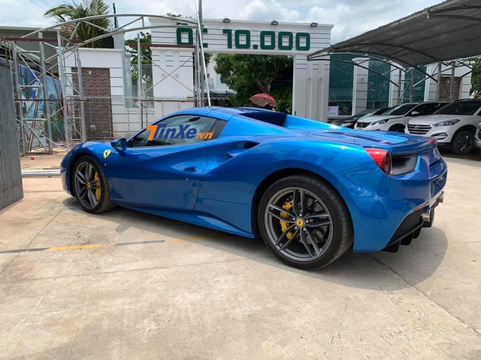 M&agrave;u sơn nguy&ecirc;n bản của chiếc Ferrari 488 Spider n&agrave;y l&agrave; xanh nước biển