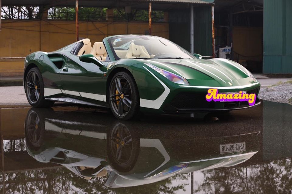 Ngoại thất chiếc Ferrari 488 Spider mới ra H&agrave; Nội hiện c&oacute; bộ &aacute;o m&agrave;u xanh l&aacute; đậm c&ugrave;ng sọc trắng