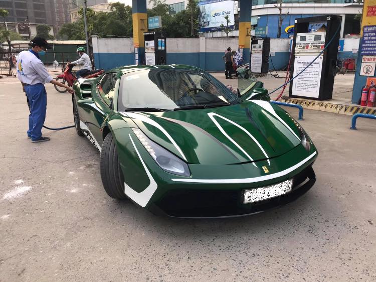 Si&ecirc;u xe Ferrari 488 Spider đi đổ xăng trong m&ugrave;a dịch Covid-19