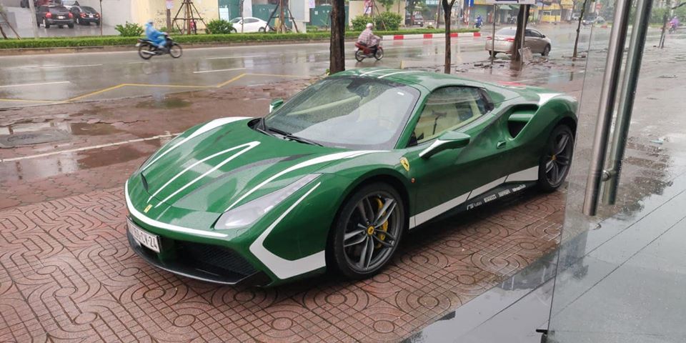 Chiếc Ferrari 488 Spider tr&ecirc;n vỉa h&egrave; H&agrave; Nội trong một buổi chiều mưa