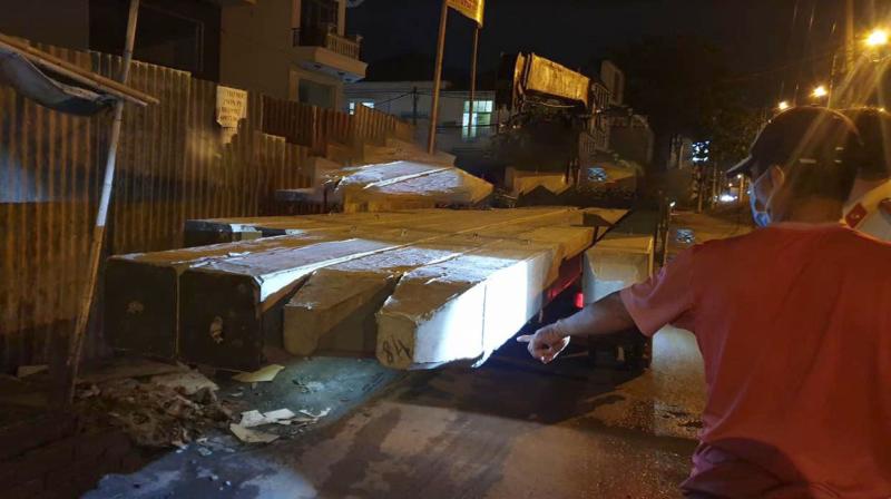 Chiếc xe tải chở cột b&ecirc; t&ocirc;ng kh&ocirc;ng đảm bảo an to&agrave;n khi tham gia giao th&ocirc;ng