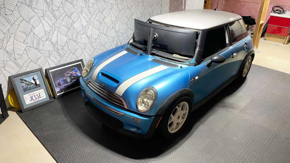 Hệ thống chơi game đua xe iRacing của Brent Cheney l&agrave; bằng cả một chiếc Mini như thế n&agrave;y